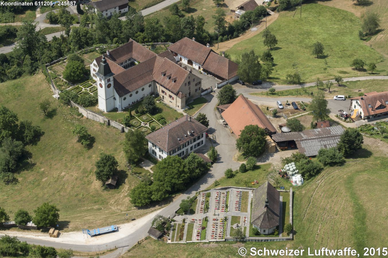 Ehemaliges Benediktiner-Kloster Beinwil (SO); Position: 2'611'195.46, 1'245'746.11 - Gegründet wurde das Kloster um 1100 vom lokalen Adel. - Heute gehört das Kloster einer Stiftung, welche die Gebäude christlichen Gemeinschaften zur Verfügung stellt. - Nach 10-jähriger Renovation brannte 1978 ein Grossteil nieder. Danach wurde die Anlage umfassend restauriert.